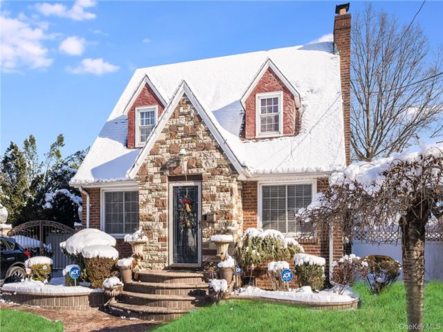  2 BR,  3.00 BTH &nbsp;Cape cod style home in Hempstead