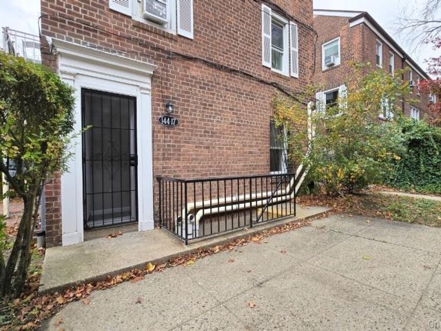  2 BR,  2.00 BTH &nbsp;Garden style home in Kew Garden Hills