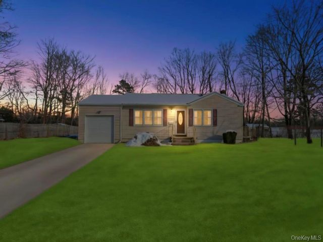  3 BR,  1.00 BTH &nbsp;Ranch style home in Bay Shore