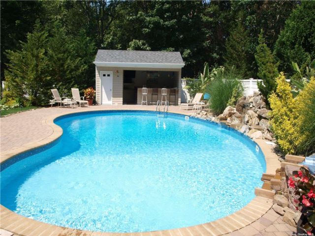  3 BR,  2.00 BTH &nbsp;Cape cod style home in Southold