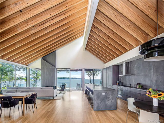 4 BR,  4.00 BTH &nbsp;Contemporary style home in Shelter Island