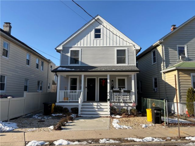  2 BR,  2.00 BTH &nbsp;Colonial style home in Oyster Bay