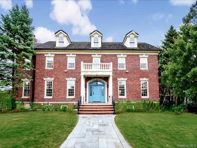  5 BR,  4.00 BTH &nbsp;Colonial style home in Douglaston