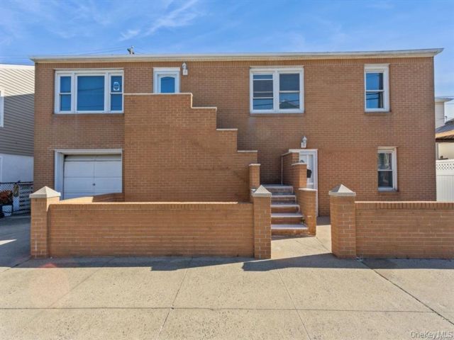  5 BR,  3.00 BTH &nbsp;Colonial style home in Long Beach