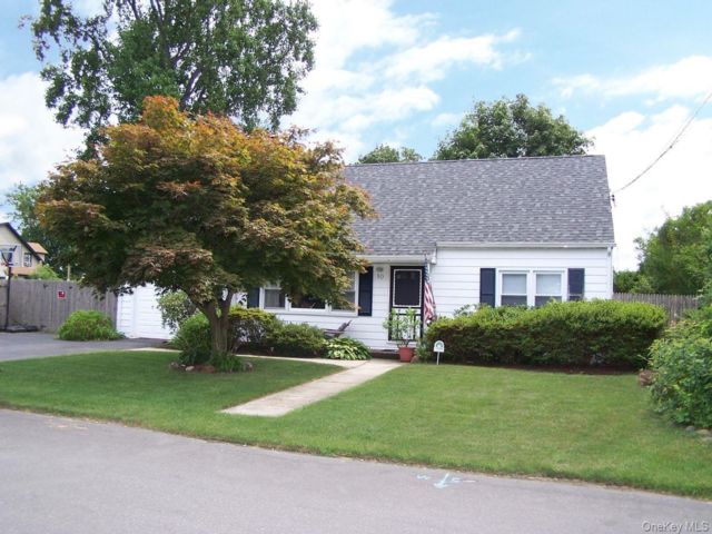  4 BR,  2.00 BTH &nbsp;Cape cod style home in Copiague