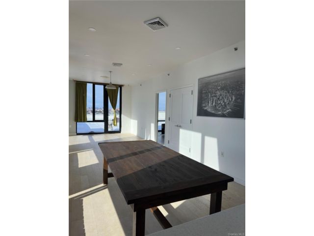  3 BR,  3.00 BTH &nbsp;Contemporary style home in Elmhurst