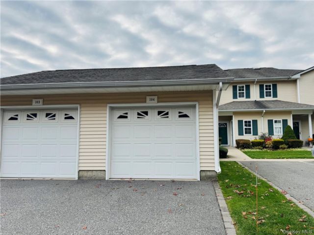  2 BR,  2.00 BTH &nbsp;Condo style home in East Quogue