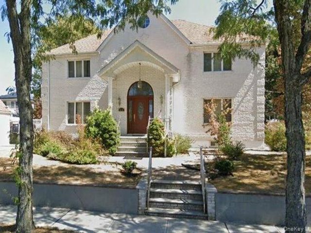  4 BR,  3.00 BTH &nbsp;Cape cod style home in Glen Oaks