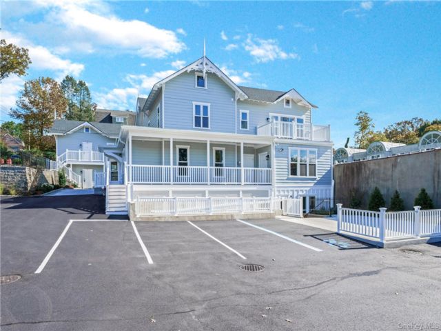  2 BR,  1.00 BTH &nbsp;Colonial style home in Glen Cove