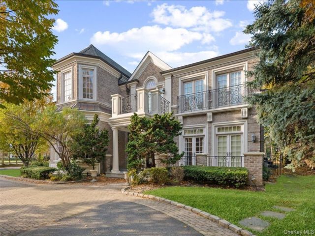  7 BR, 10.00 BTH &nbsp;Colonial style home in Lawrence