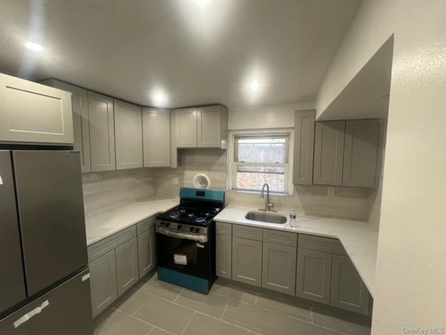  4 BR,  2.00 BTH &nbsp;Colonial style home in Cypress Hills