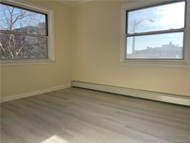  3 BR,  2.00 BTH &nbsp;House style home in Rego Park