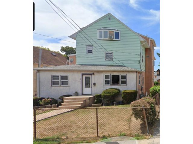  3 BR,  1.00 BTH &nbsp;Colonial style home in Cedarhurst