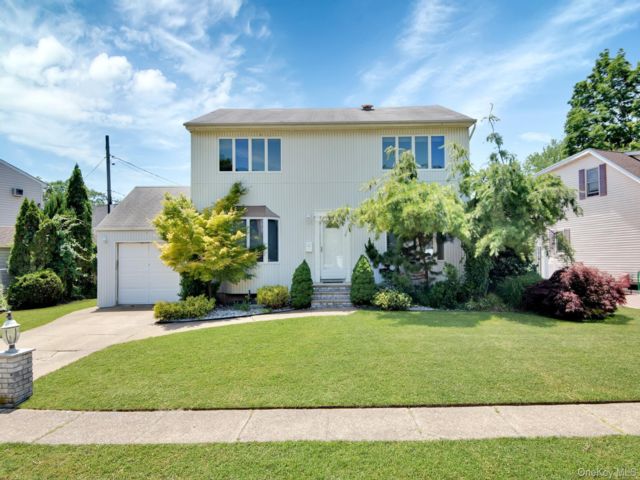  4 BR,  3.00 BTH &nbsp;Colonial style home in Franklin Square
