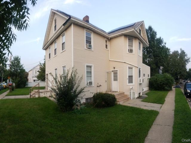  2 BR,  2.00 BTH &nbsp;Colonial style home in Hicksville