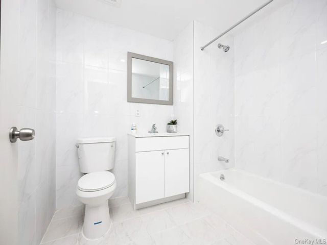  3 BR,  2.00 BTH &nbsp;Other style home in Woodside