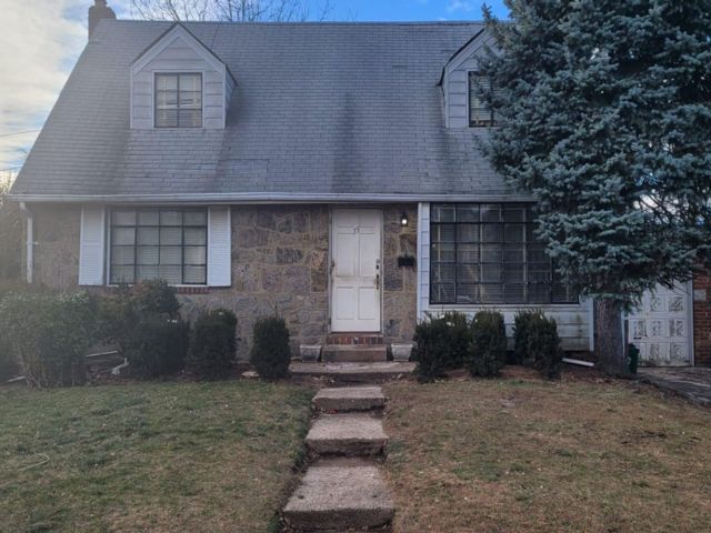  4 BR,  1.00 BTH &nbsp;Cape cod style home in New Hyde Park