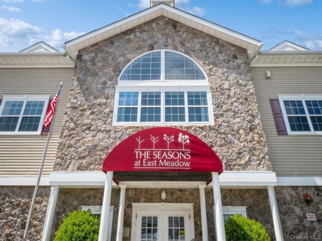  2 BR,  3.00 BTH &nbsp;Other style home in East Meadow