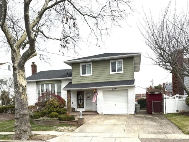  4 BR,  3.00 BTH &nbsp;Split level style home in Baldwin