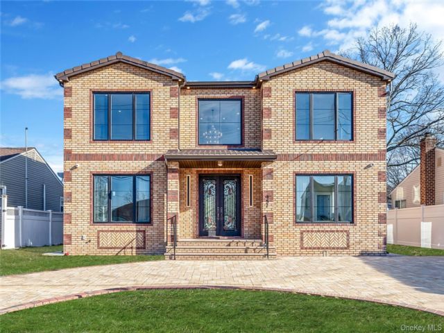  6 BR,  7.00 BTH &nbsp;Colonial style home in Valley Stream