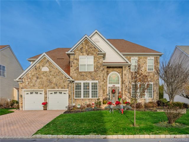  4 BR,  5.00 BTH &nbsp;Colonial style home in Mount Sinai