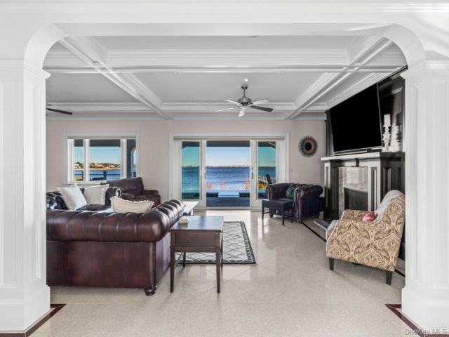 [PHOTO]