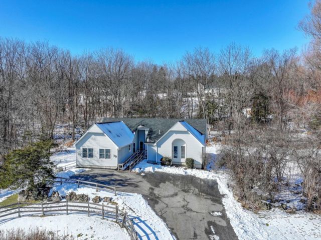  4 BR,  2.00 BTH &nbsp;Contemporary style home in Warwick