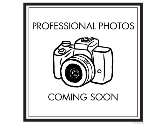  5 BR,  4.00 BTH &nbsp;Split level style home in Woodmere