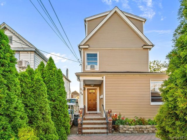  7 BR,  3.00 BTH &nbsp;House style home in East Elmhurst