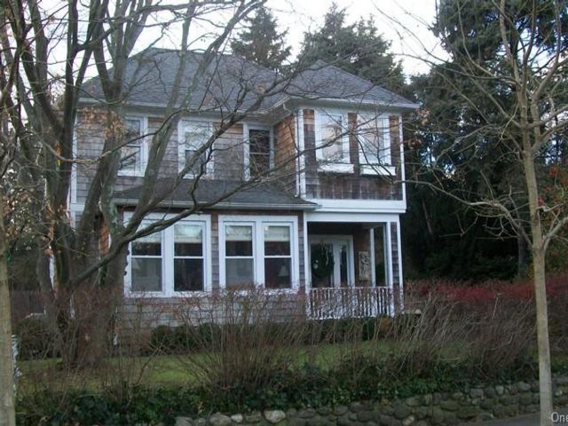  3 BR,  2.00 BTH &nbsp;Colonial style home in Locust Valley