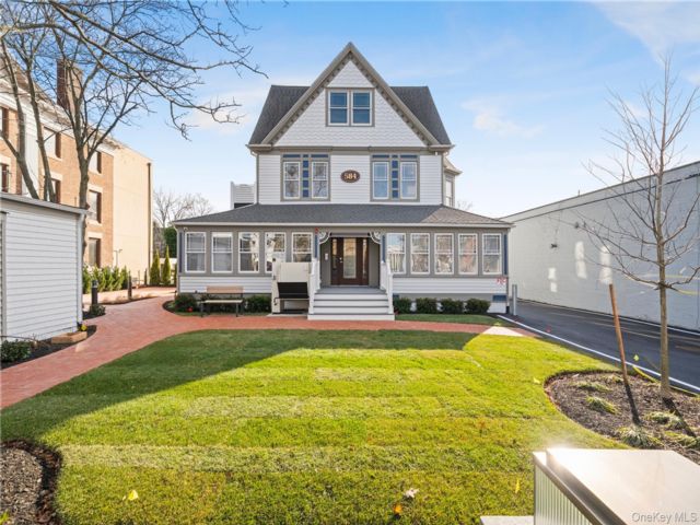  1 BR,  1.00 BTH &nbsp;Colonial style home in Islip