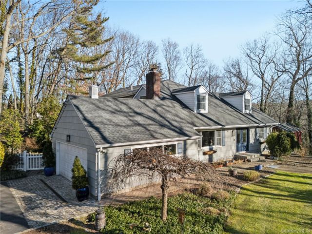  4 BR,  3.00 BTH &nbsp;Colonial style home in Centerport