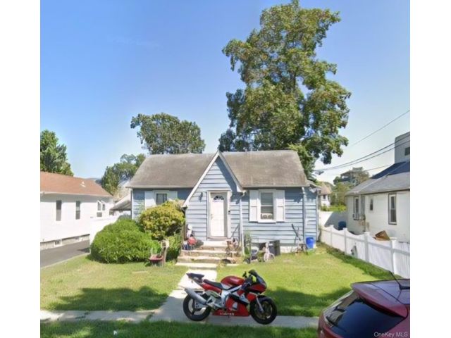  2 BR,  2.00 BTH &nbsp;Ranch style home in Copiague