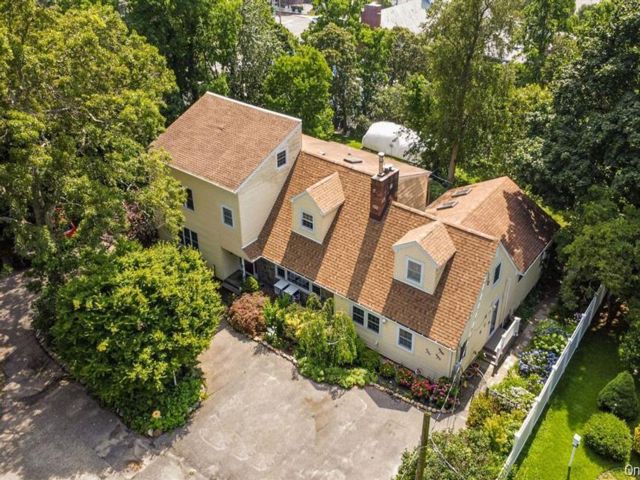  6 BR,  6.00 BTH &nbsp;Farmhouse style home in Ronkonkoma