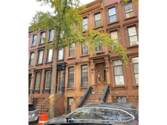  8 BR,  4.00 BTH &nbsp;House style home in New York (manhattan)