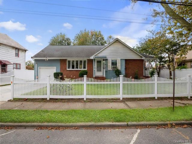  3 BR,  2.00 BTH &nbsp;Ranch style home in Hicksville