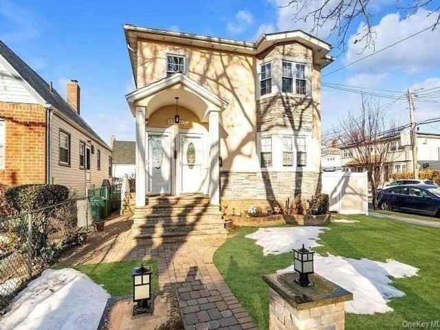  3 BR,  2.00 BTH &nbsp;Colonial style home in Laurelton