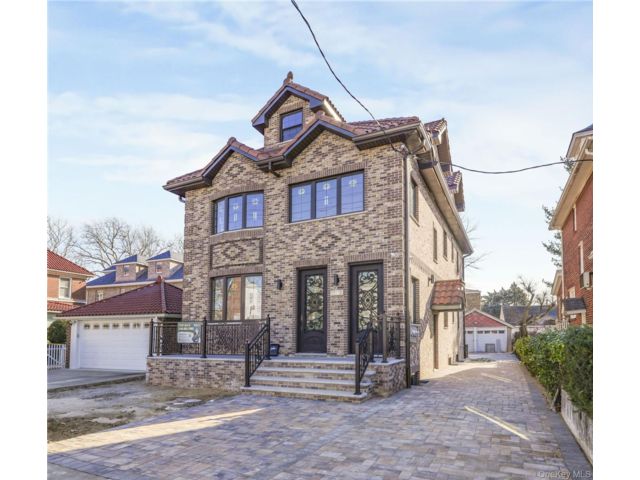  7 BR,  6.00 BTH &nbsp;House style home in Flushing