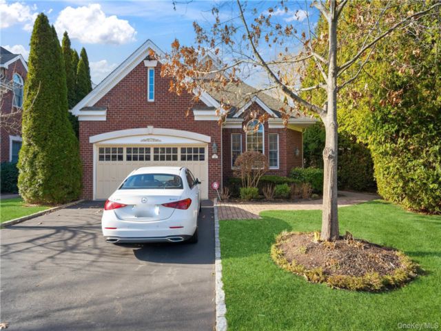  5 BR,  5.00 BTH &nbsp;Condo style home in Manhasset