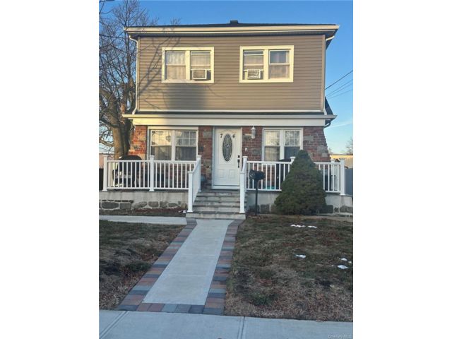  5 BR,  3.00 BTH &nbsp;House style home in East Rockaway