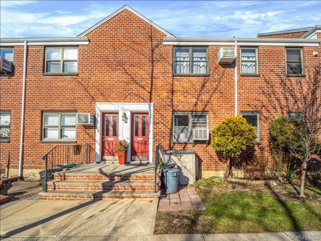  2 BR,  1.00 BTH &nbsp;Garden style home in Bayside