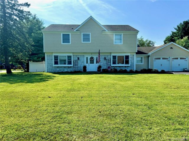  4 BR,  3.00 BTH &nbsp;Colonial style home in South Setauket