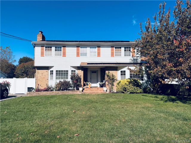  5 BR,  4.00 BTH &nbsp;Colonial style home in Ronkonkoma