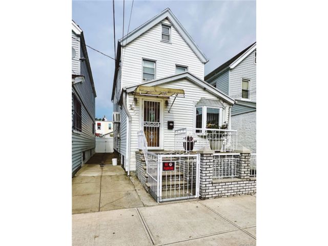  3 BR,  3.00 BTH &nbsp;Colonial style home in Woodhaven