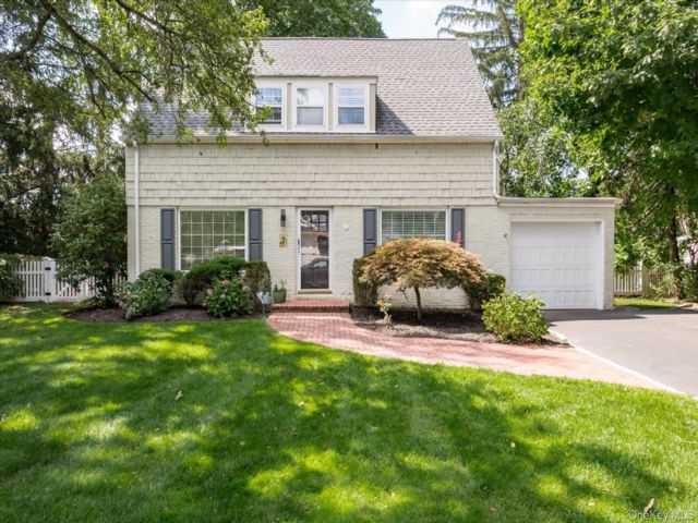  4 BR,  3.00 BTH &nbsp;Colonial style home in East Hills