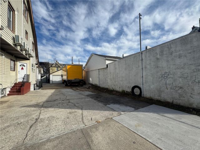 Lot <b>Size:</b>  &nbsp;House style home in Richmond Hill