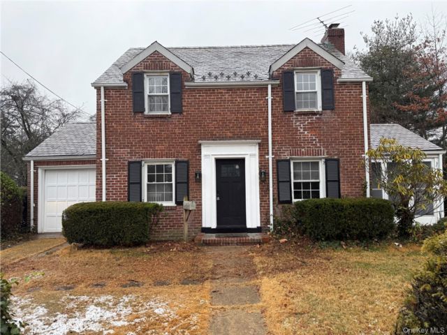  2 BR,  2.00 BTH &nbsp;Colonial style home in Glen Cove