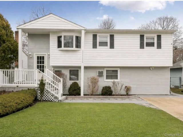  4 BR,  2.00 BTH &nbsp;Hi ranch style home in Ronkonkoma