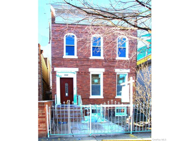 6 BR,  2.00 BTH &nbsp;Colonial style home in Canarsie