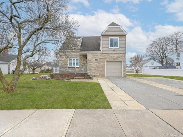  6 BR,  3.00 BTH &nbsp;Cape cod style home in Valley Stream